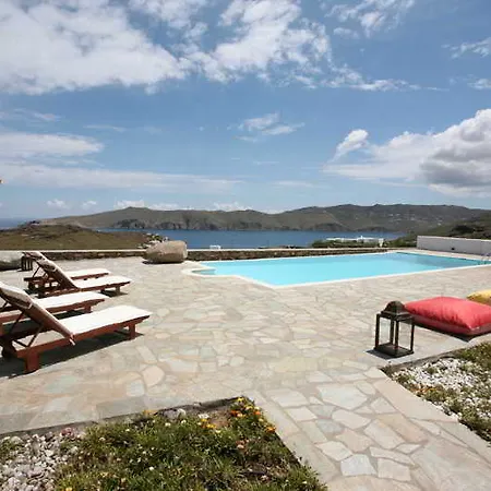 Yakinthos Aparthotel 4*